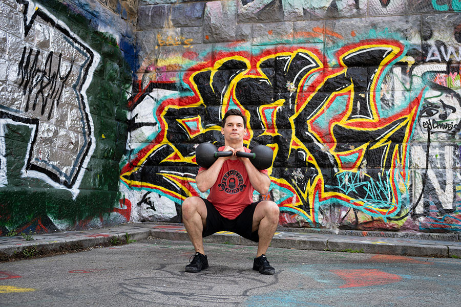 Philipp Widermann mit Kettlebells