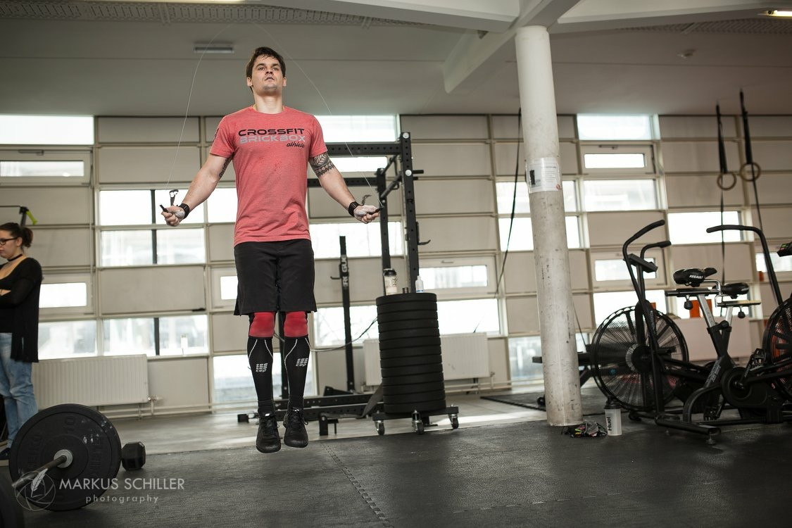 Philipp im Fitnessstudio beim Seilspringen
