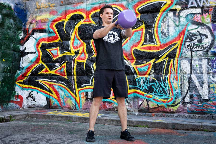 Phil Widermann beim Training mit Kettlebell