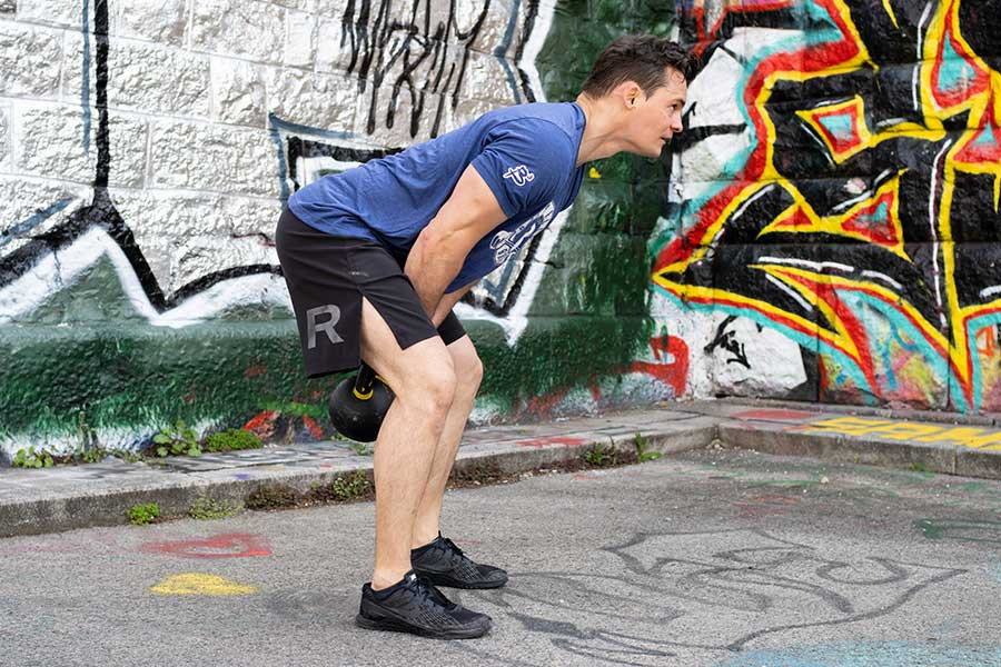 Philipp Widermann im Freien beim Training mit Kettlebell
