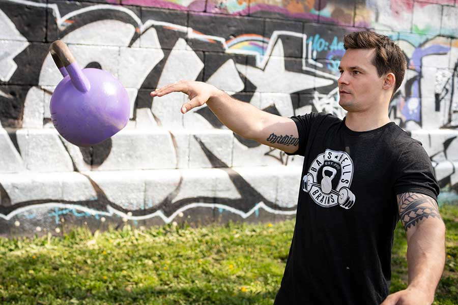 Phil wirft mit Leichtigkeit einen Kettlebell zur Seite