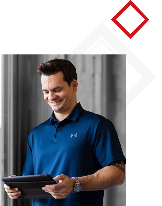Philipp Widermann mit Tablett in der Hand