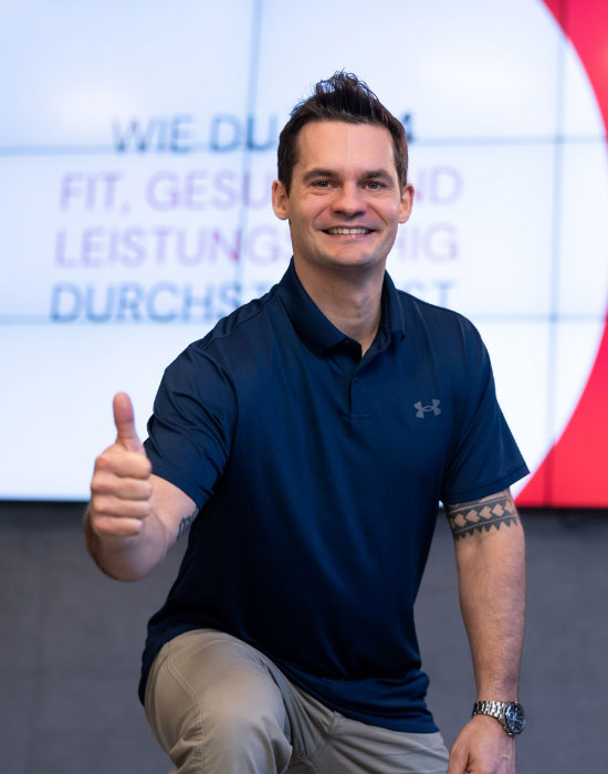 Philipp Widermann mit "Daumen hoch" Geste